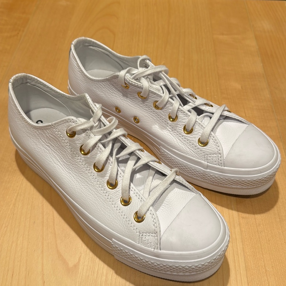 Women’s Chuck Taylor All Star Lift size 10 NWOT